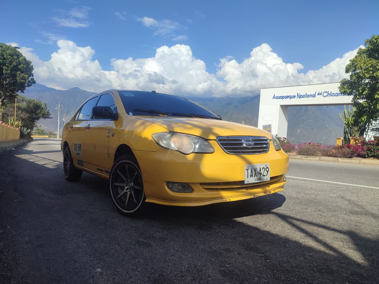 Taxi TAX-429 en destino turístico del Chicamocha