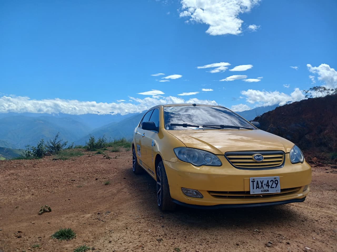Taxi TAX-429 en carretera de montaña santandereana