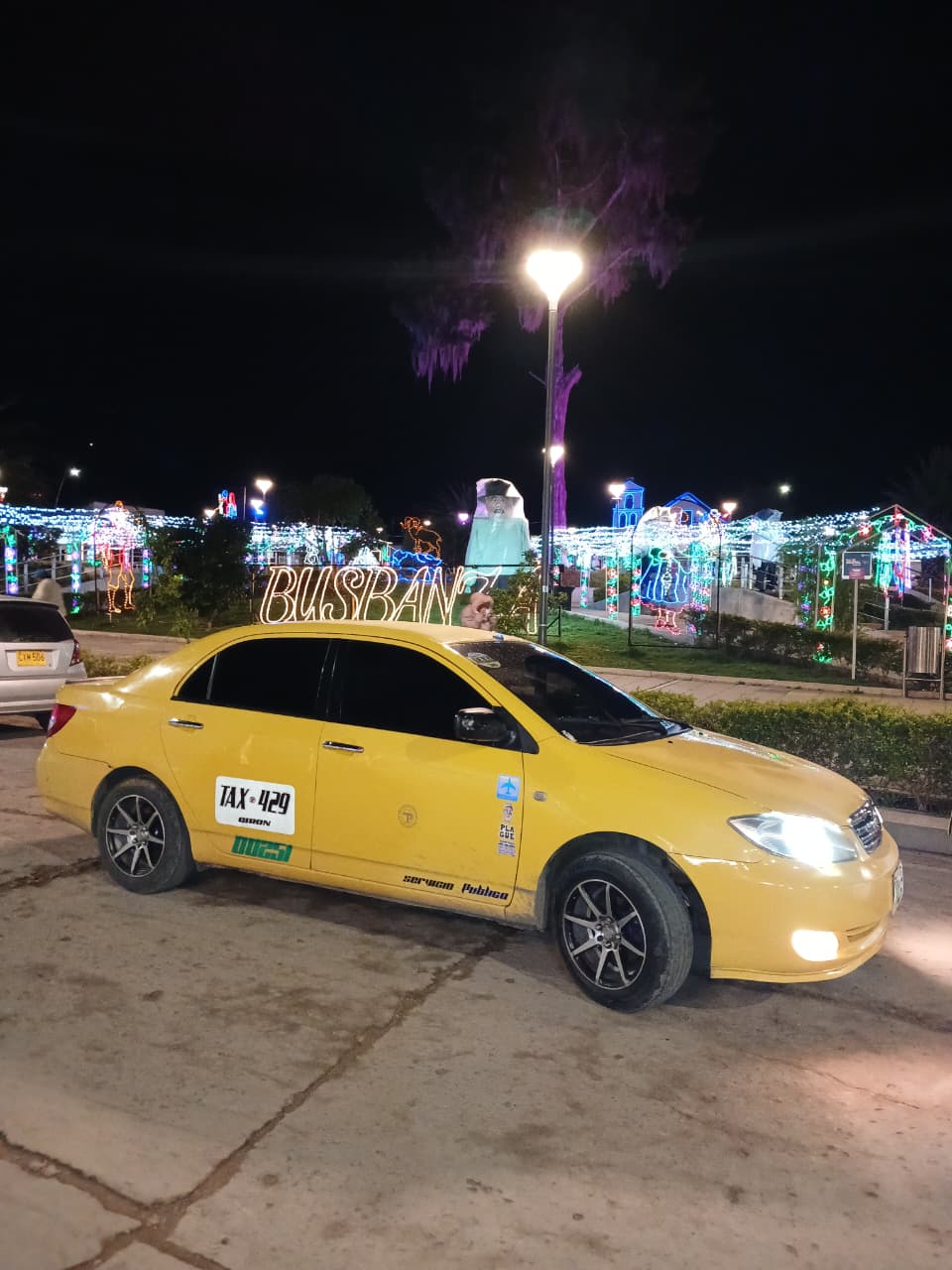 Taxi TAX-429 en Bucaramanga de noche