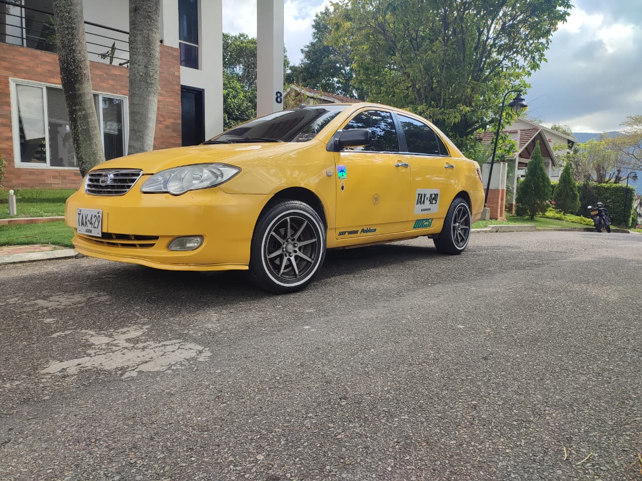 Taxi TAX-429 en zona residencial de Bucaramanga